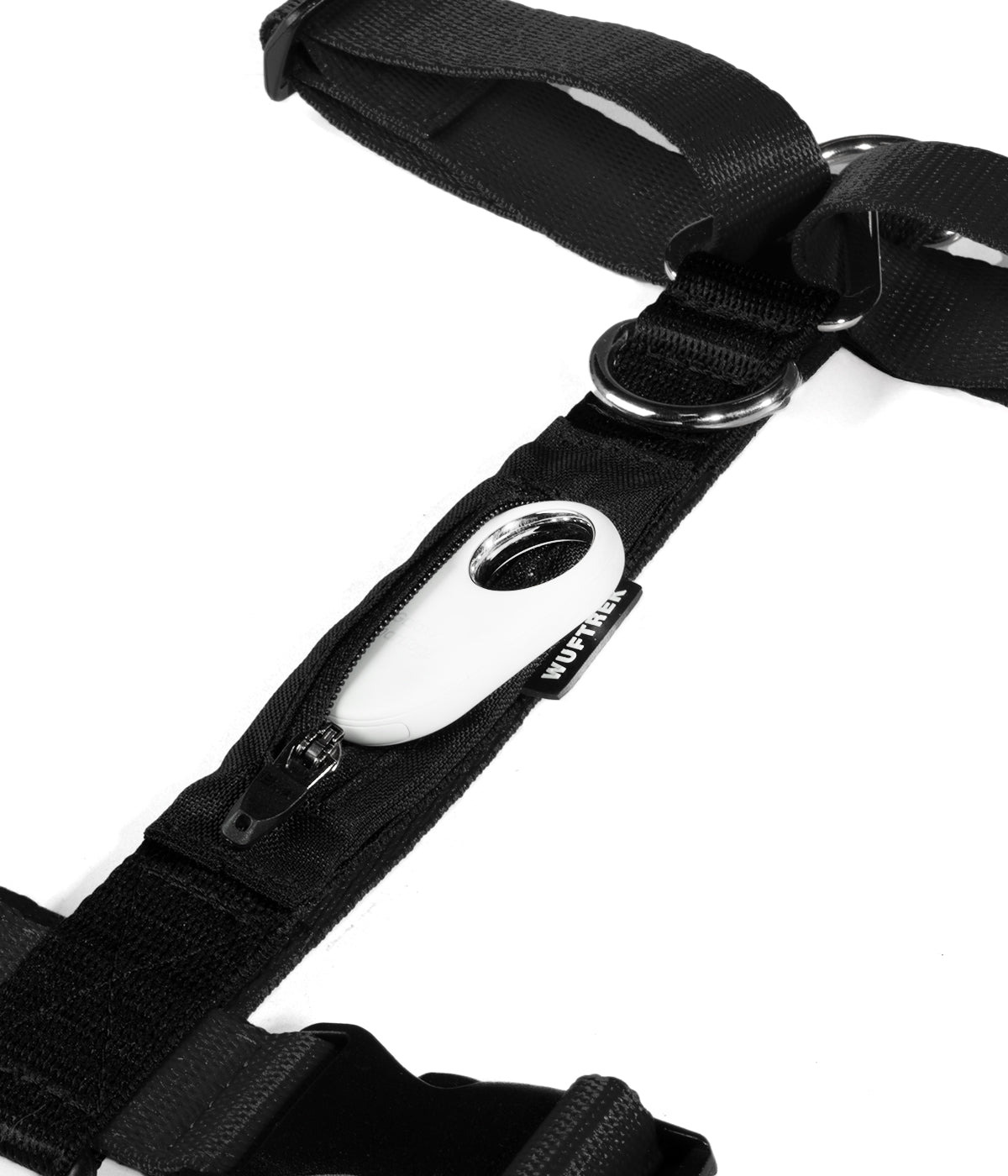 Detalle de un SmartTag de Samsung saliendo del bolsillo de un arnés H para perros color negro