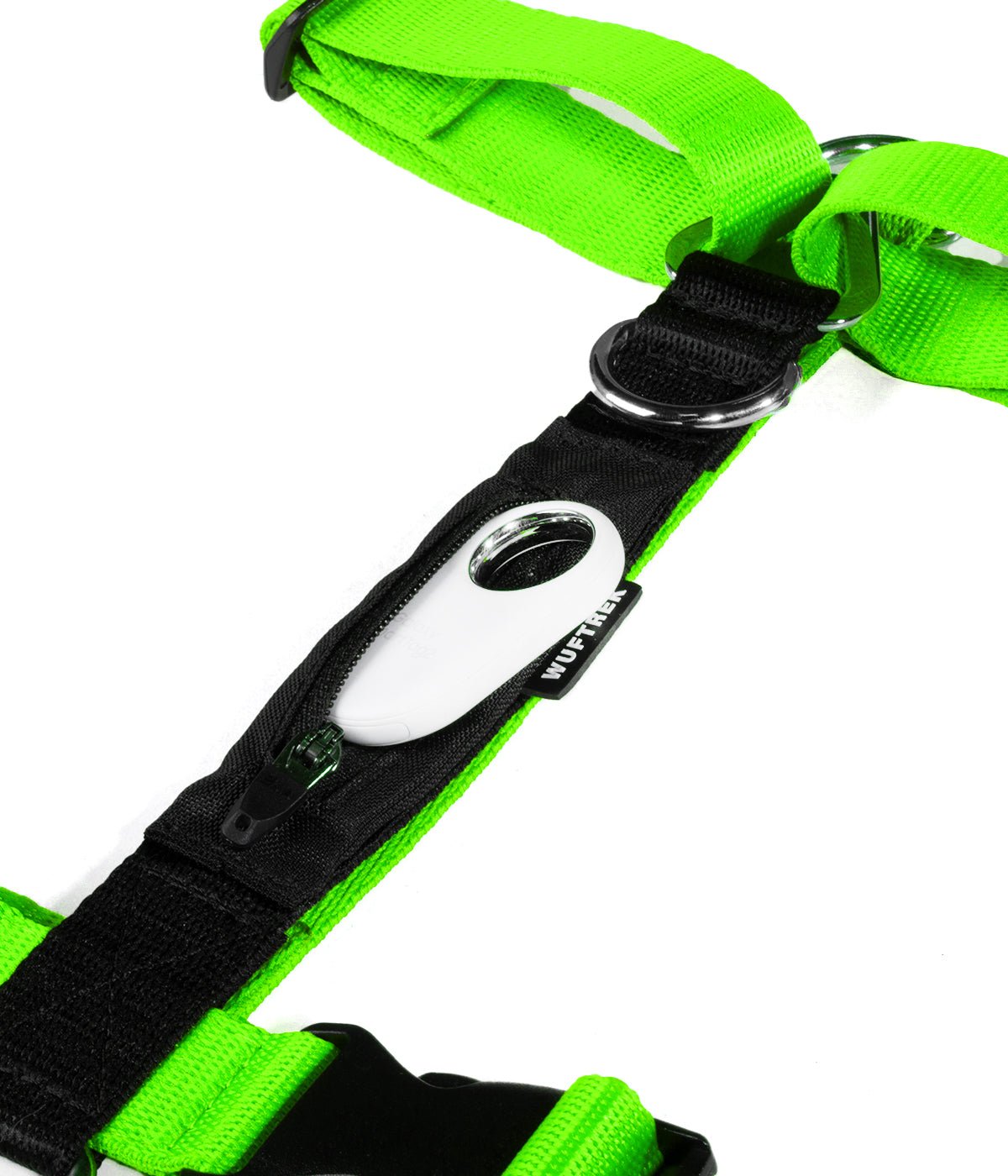 Detalle de un SmartTag de Samsung saliendo del bolsillo de un arnés H para perros color verde neón con negro