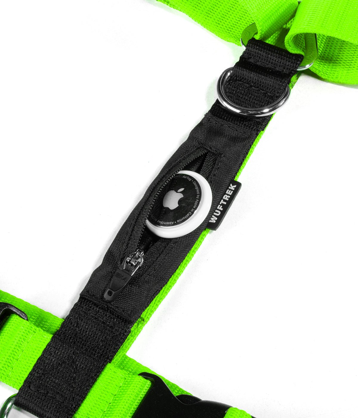 Detalle de un AirTag de Apple saliendo del bolsillo de un arnés H para perros color verde neón con negro