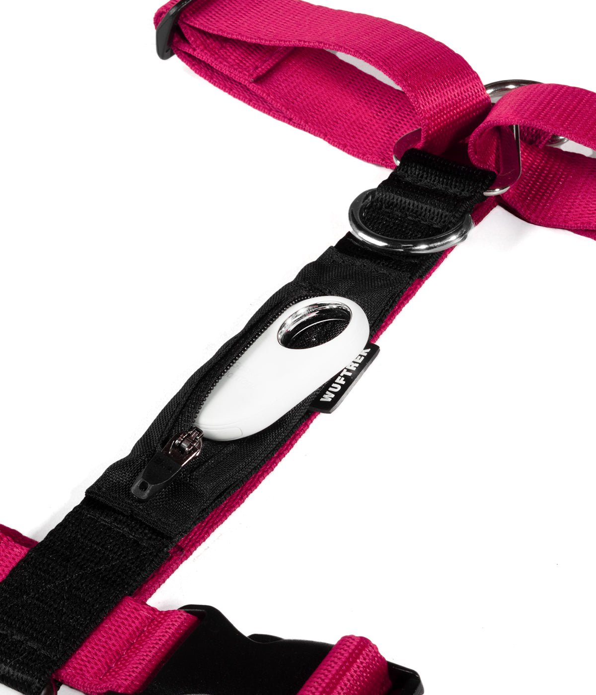 Detalle de un SmartTag de Samsung saliendo del bolsillo de un arnés H para perros color fucsia con negro