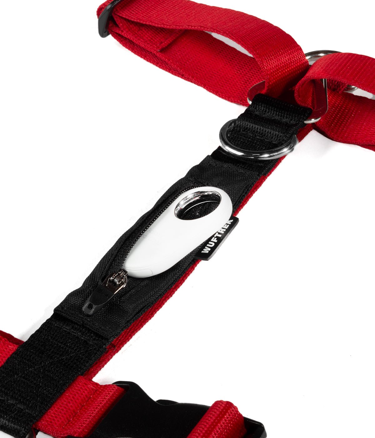 Detalle de un SmartTag de Samsung saliendo del bolsillo de un arnés tipo H para perros color rojo con negro
