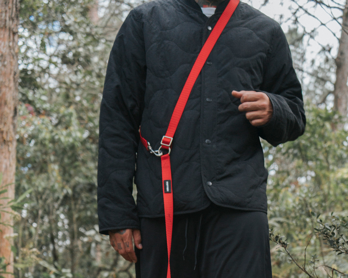 Un hombre usando una correa manos libres para perros color rojo