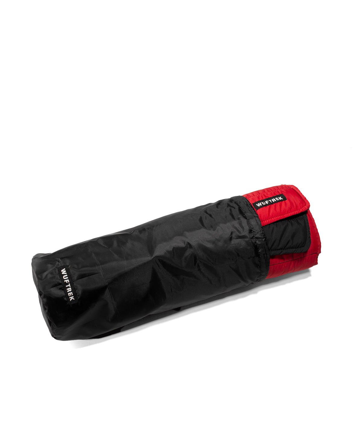 Una cama para perros color rojo dentro de un estuche en color negro