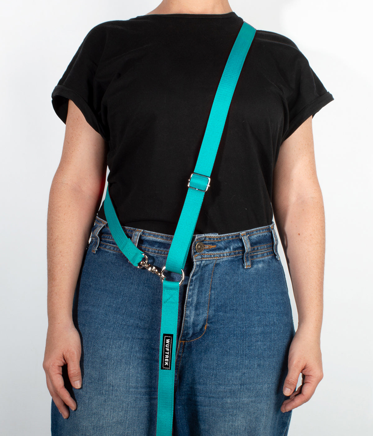 Una mujer usando una correa manos libres para perros color azul turquesa