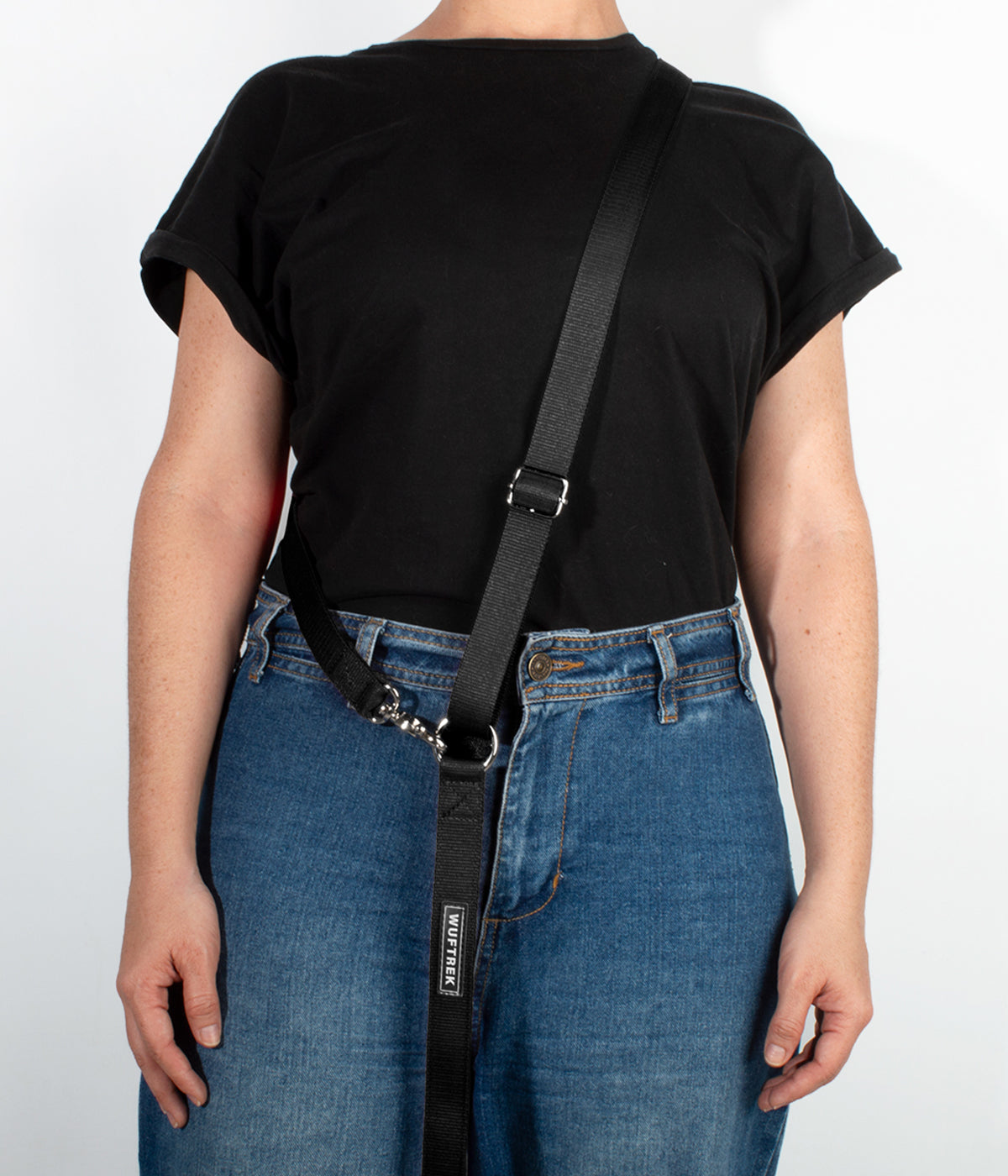 Una mujer usando una correa manos libres para perros color negro