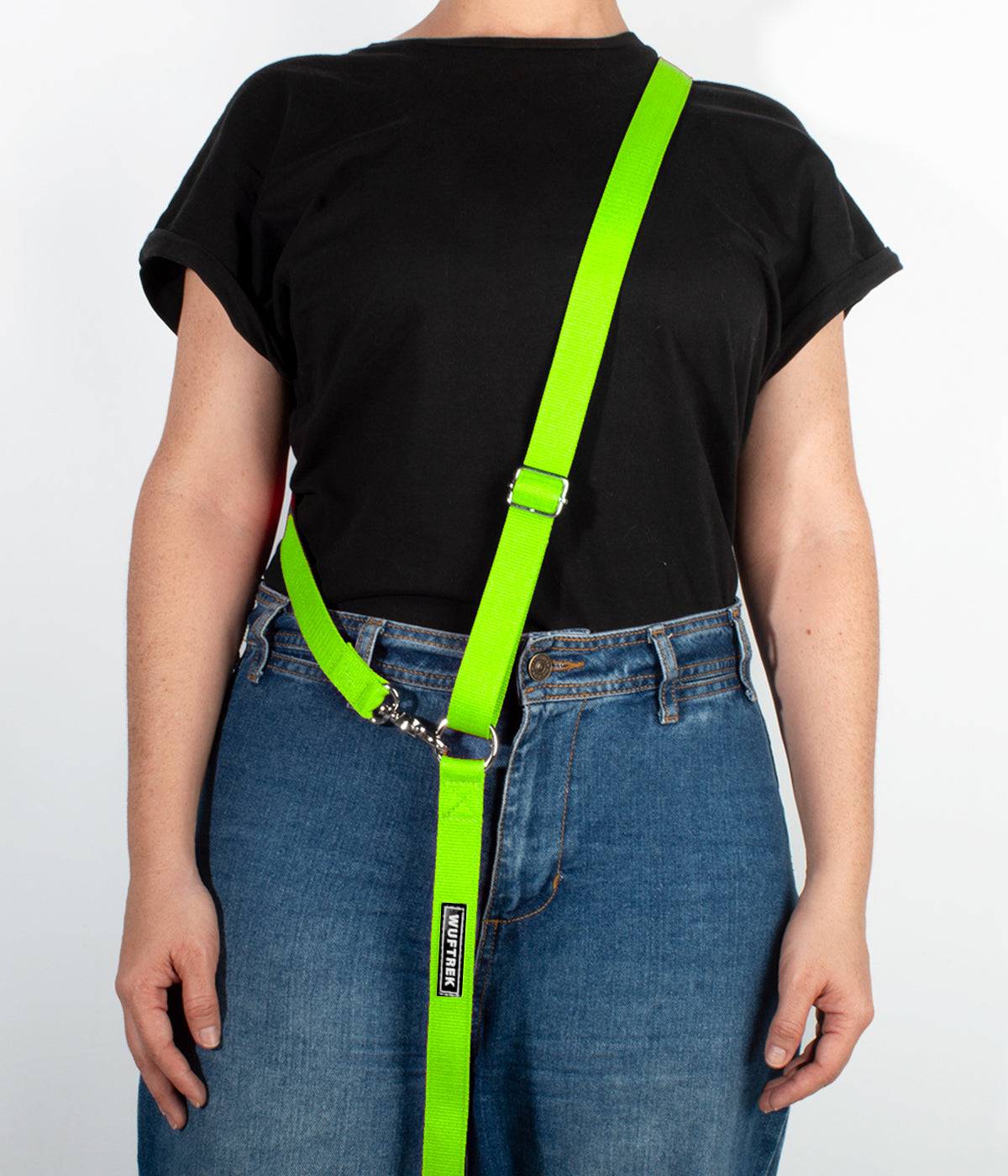 Una mujer usando una correa manos libres para perros color verde neon