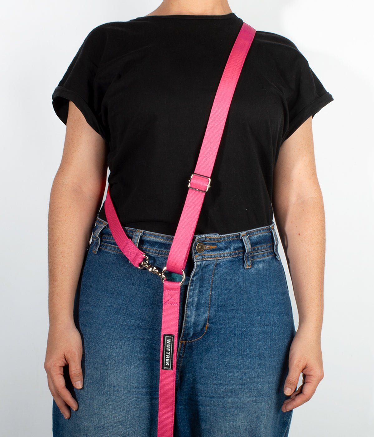 Una correa manos libres para perros color rosa flamingo