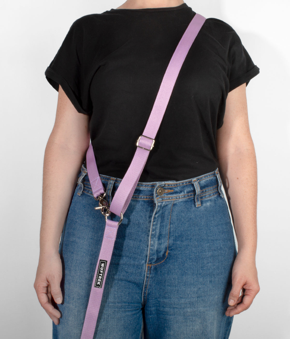 Una mujer usando una correa manos libres para perros color lila