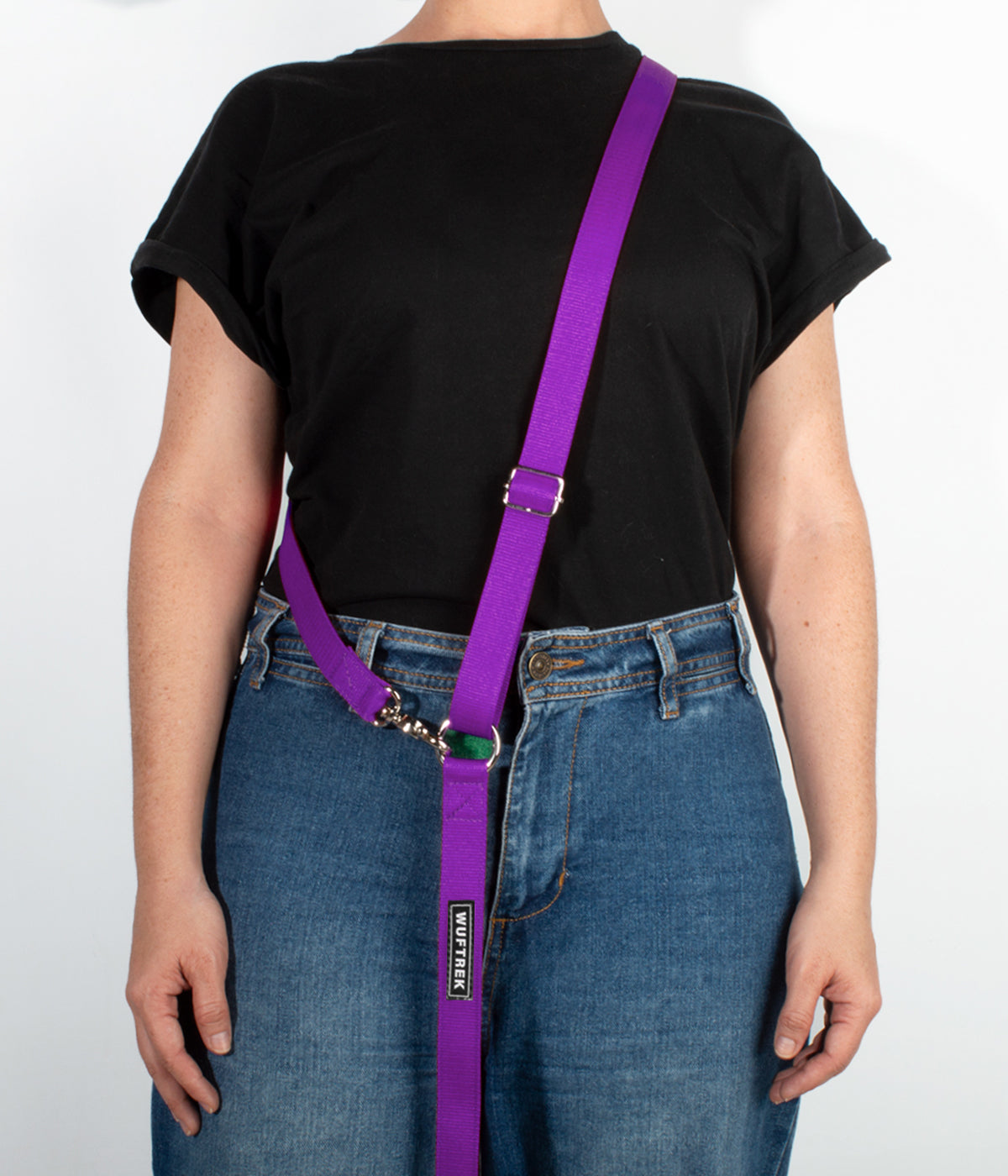 Una mujer usando una correa manos libres para perros color violeta