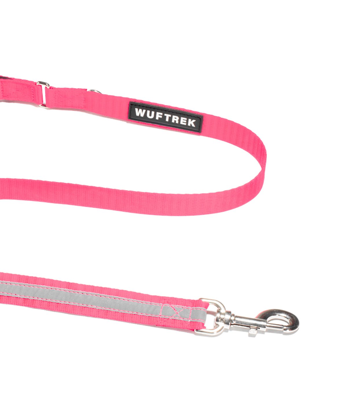 Detalle del herraje de una correa para perros color rosa flamingo