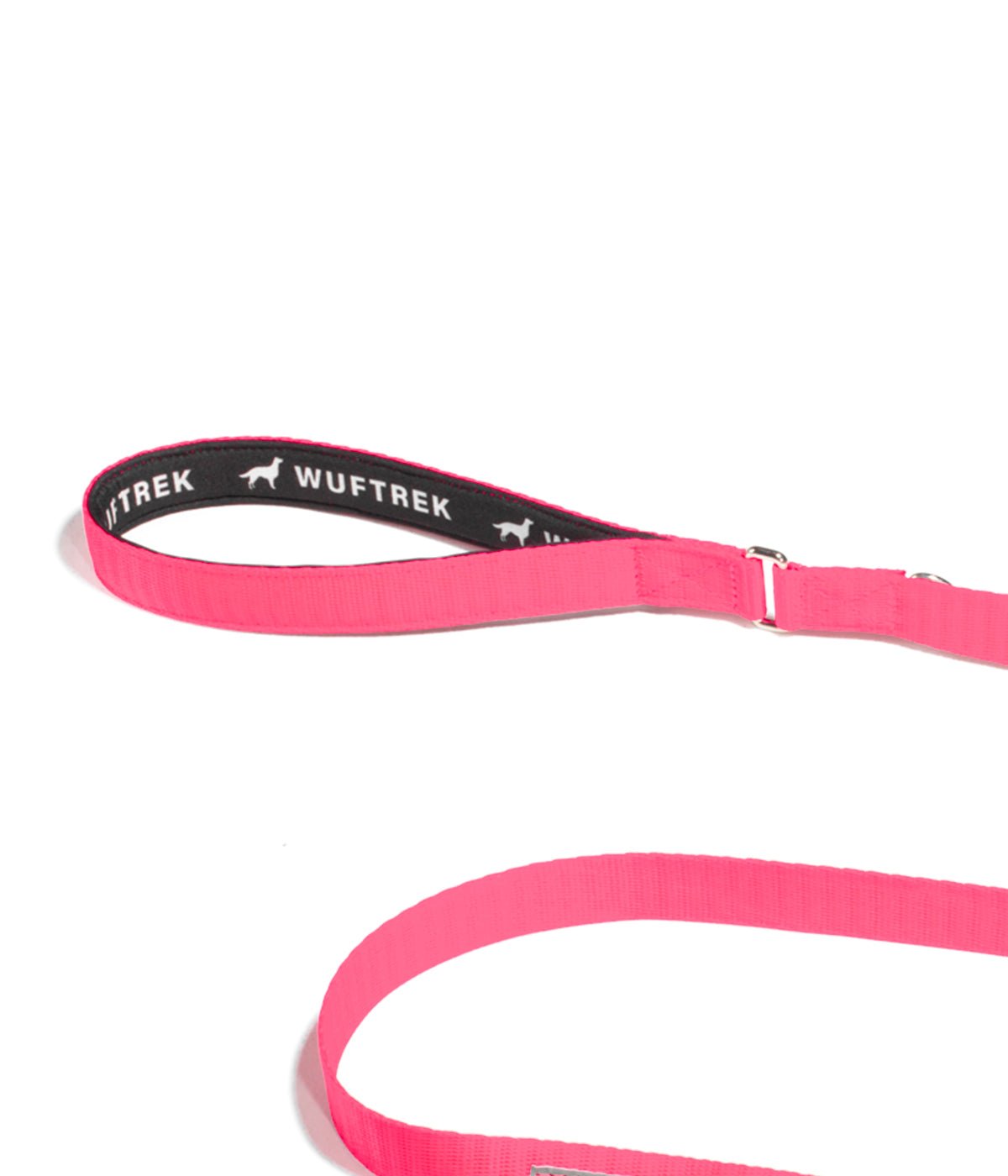 Detalle de la manija forrada con neopreno de una correa para perros color rosa flamingo
