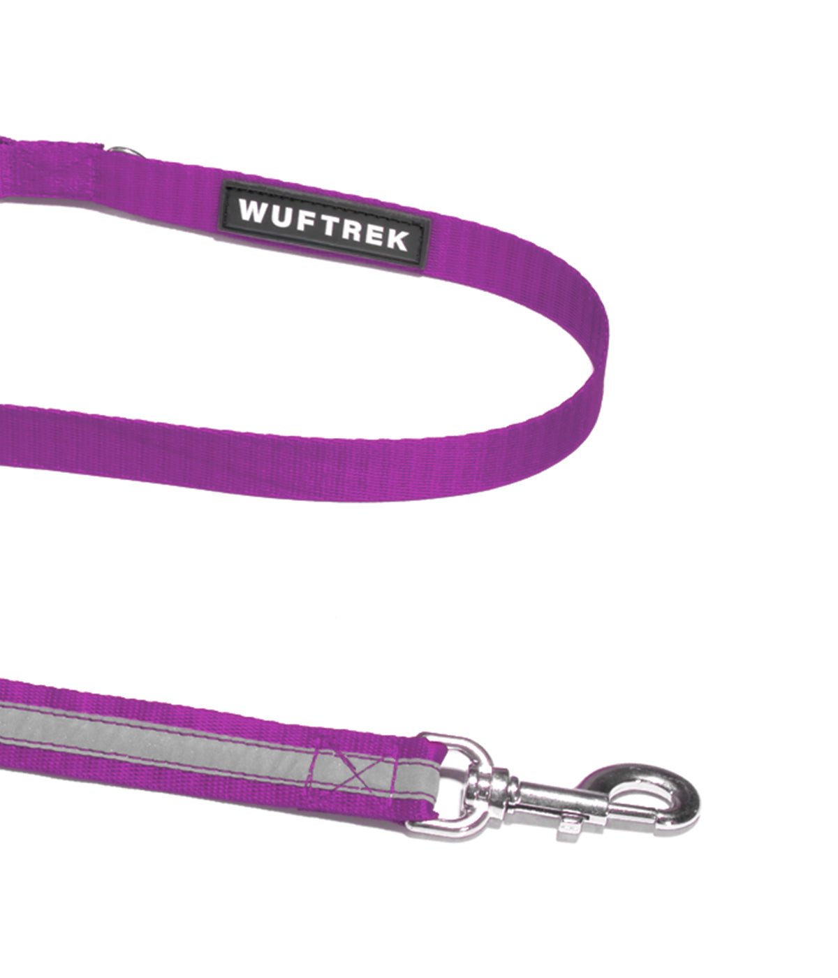 Detalle del herraje de la correa para perros color violeta