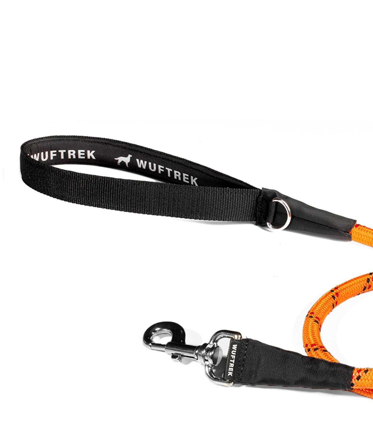 Detalle de la manija acolchada de la correa de nylon para perros resistente color naranja