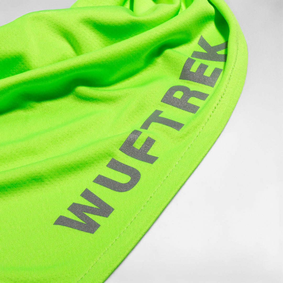 Tela verde limón sobre una superficie blanca con la marca WUFTREK estampada en el borde