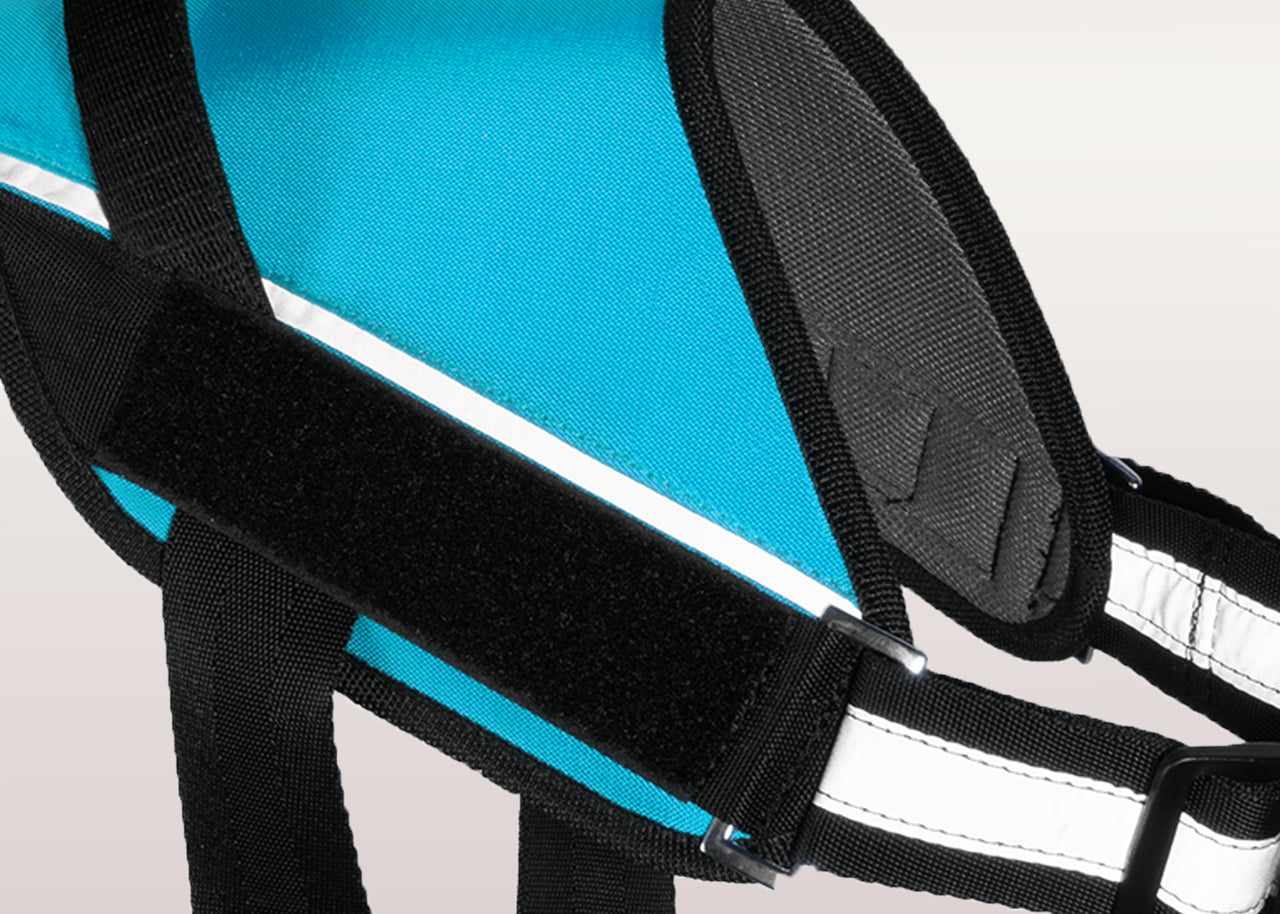 Detalle del velcro lateral del arnés para perros UrbanTrek para colocar parche personalizado