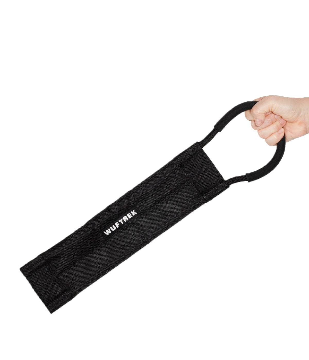 La mano de una mujer sujetando un juguete para perro largo en color negro