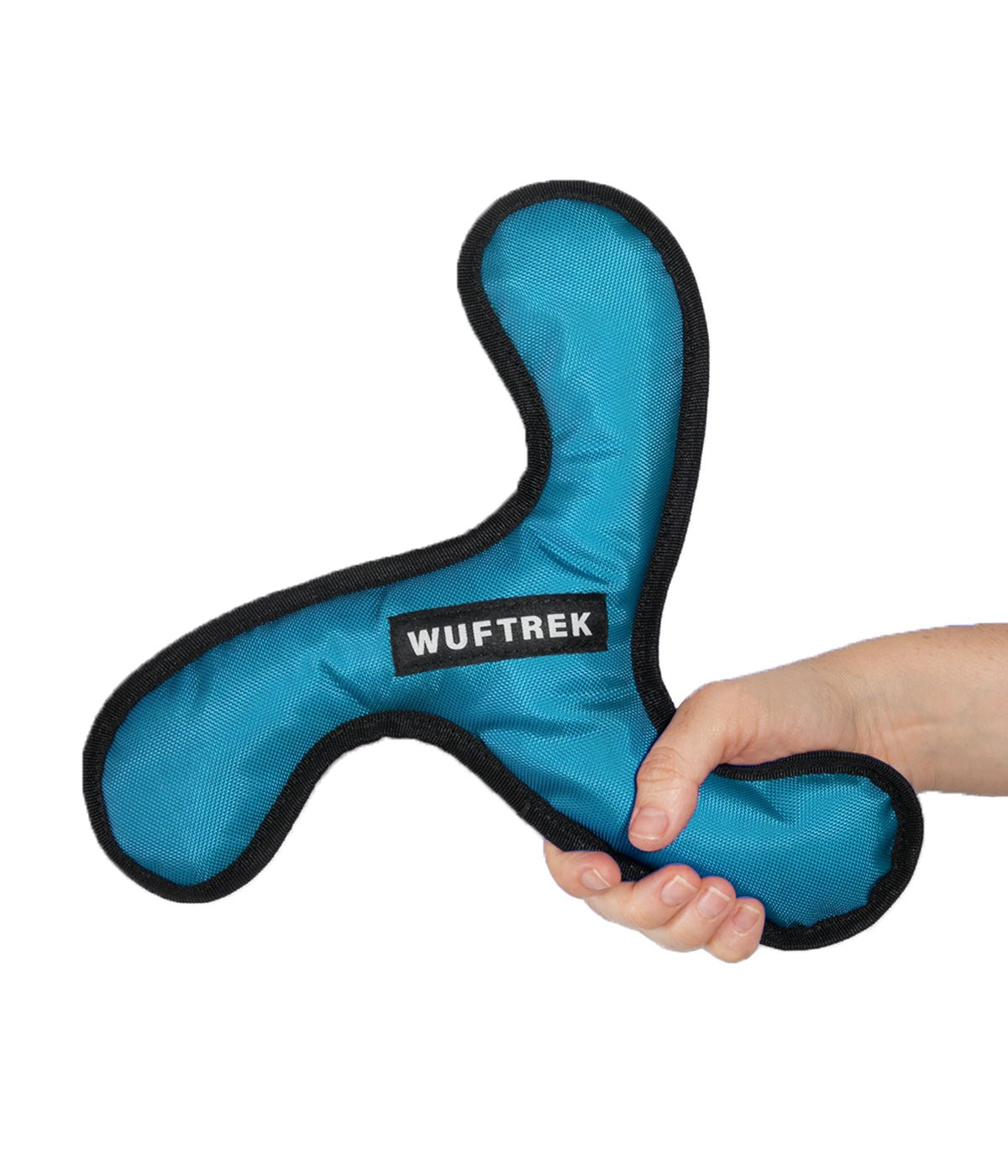Una mujer sujetando un juguete para perro en forma de espiral en color azul turquesa