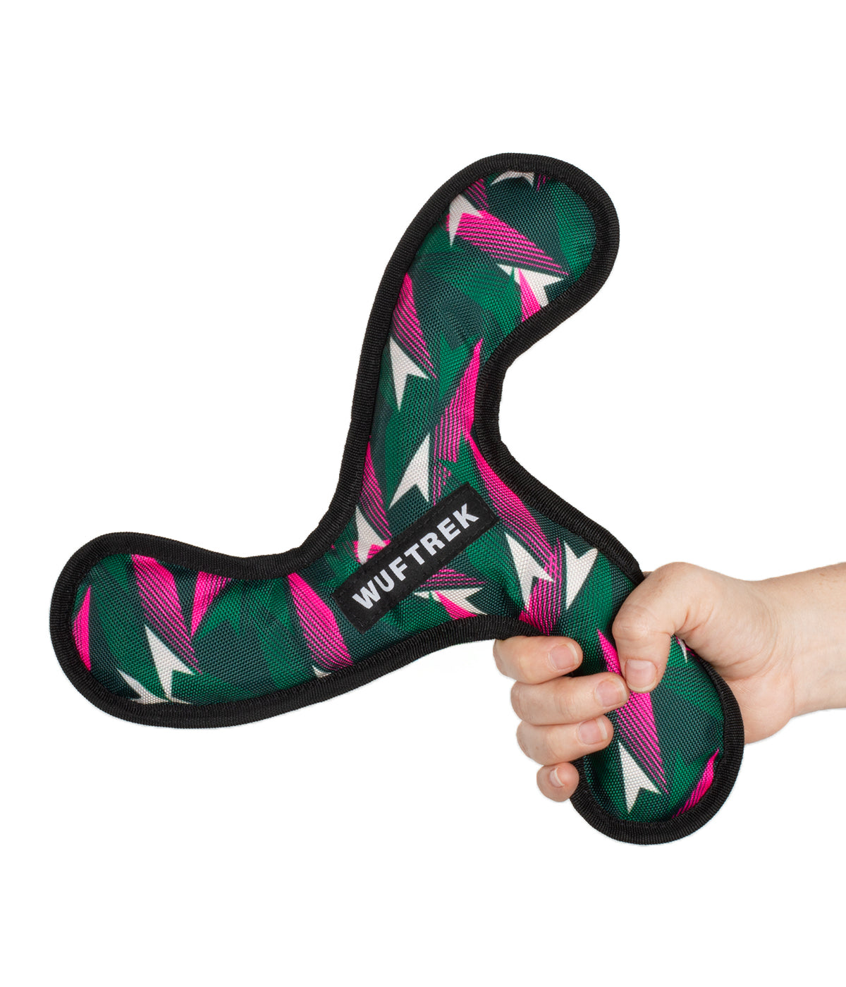 Una mujer sosteniendo un juguete para perros en forma de espiral color verde y fucsia