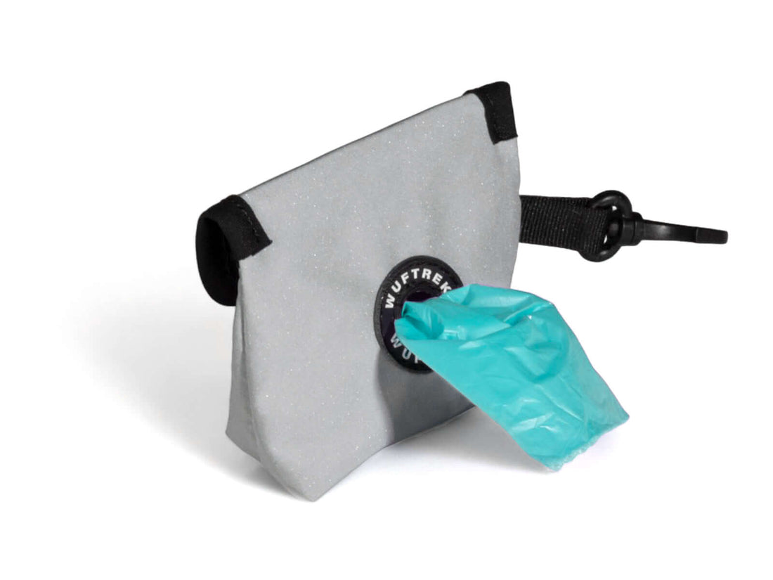 Porta bolsas de desechos de perros sport pro vista posterior con bolsa color azul