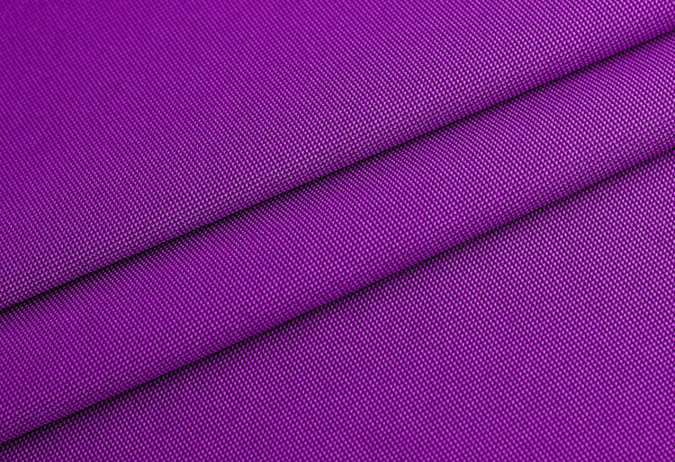 Un pedazo de tela de poliester color violeta