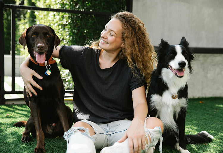 Una mujer junto a dos perros inteligentes