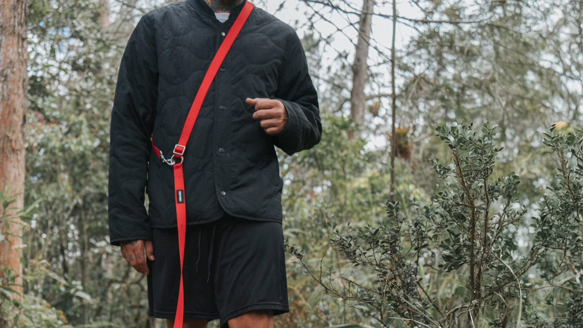 Persona usando una correa manos libres WUFTREK durante una salida al bosque