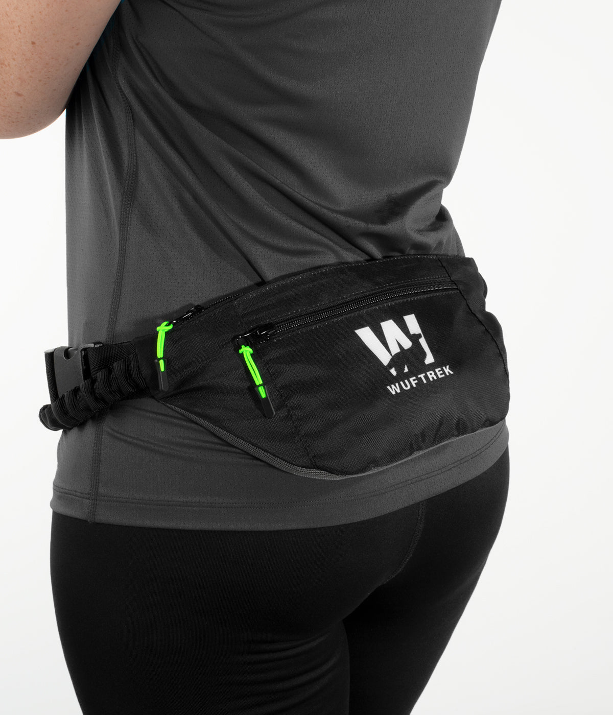 Una mujer en ropa de ejercicio usando un cinturón para practicar Canicross en color negro
