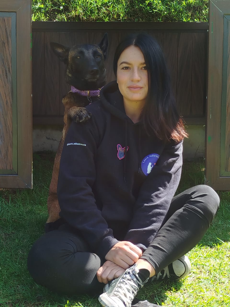 Foto de una mujer adiestradora canina junto a su perro
