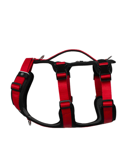Arnes con tres tiras visto desde un lado, color rojo con negro, se pueden ver las 3 tiras ajustables, la manija de control, el bolsillo para localizador o identificación, espacio de parche en velcro y las argollas de atras y anti tirones adelante