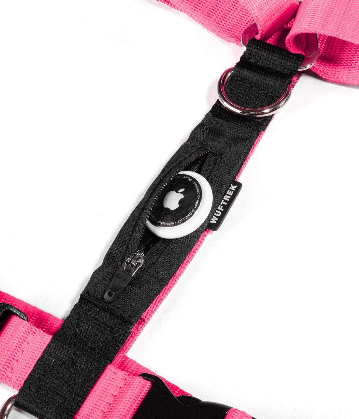 Un arnés para perros en forma de H en color rosa flamingo y un AirTag de Apple