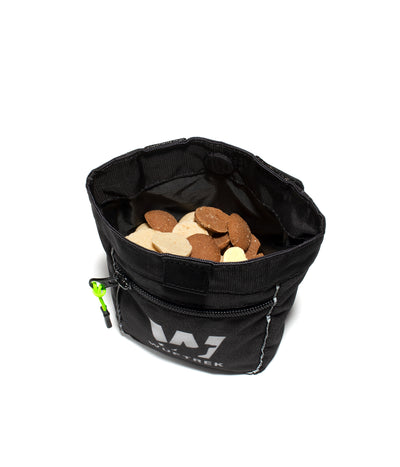 Una bolsa de premios para perros color negro con snacks