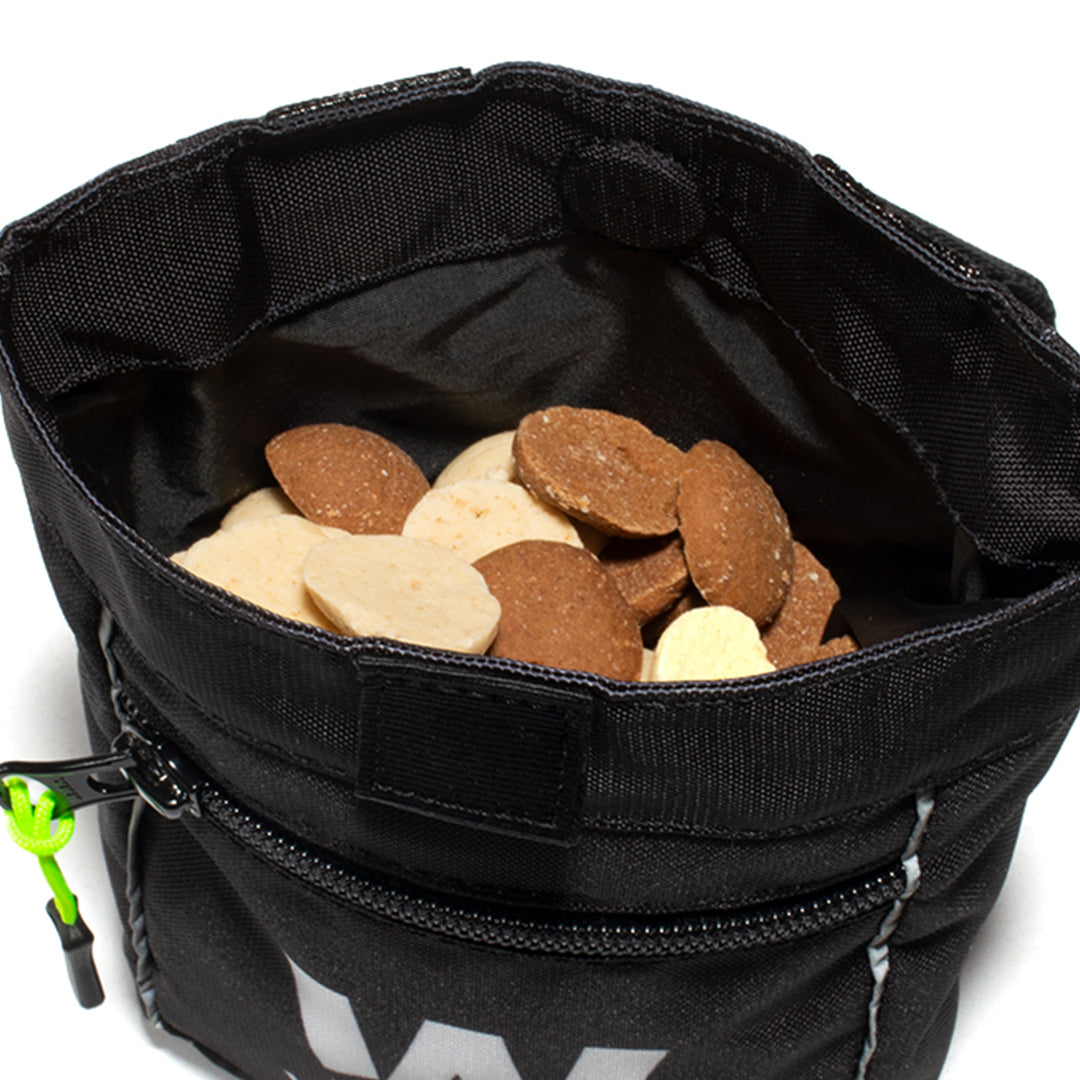 Detalle del interior lleno de snacks de la bolsa de premios para perros