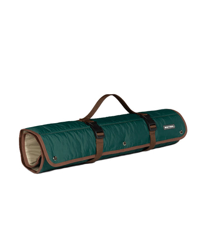 Cama de viaje para perros enrollada color verde y beige