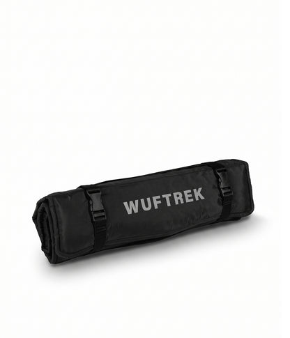 Cama portátil para perros TrekMat Black enrollada con reatas y broches - WUFTREK