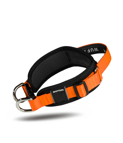 Un collar ancho color negro con naranja, con manija de agarre, forro en neopreno y dos argollas de enganche al frente