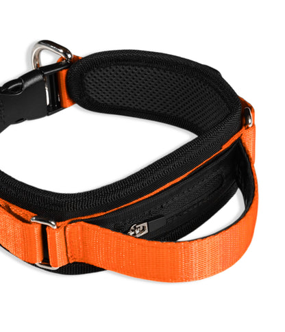 Un collar ancho color negro con naranja, con manija de agarre, bolsillo para localizador y dos argollas de enganche al frente