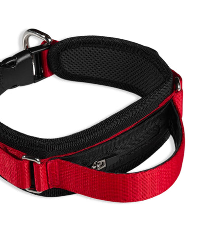 Un collar ancho color negro con rojo, con manija de agarre, bolsillo para localizador y dos argollas de enganche al frente