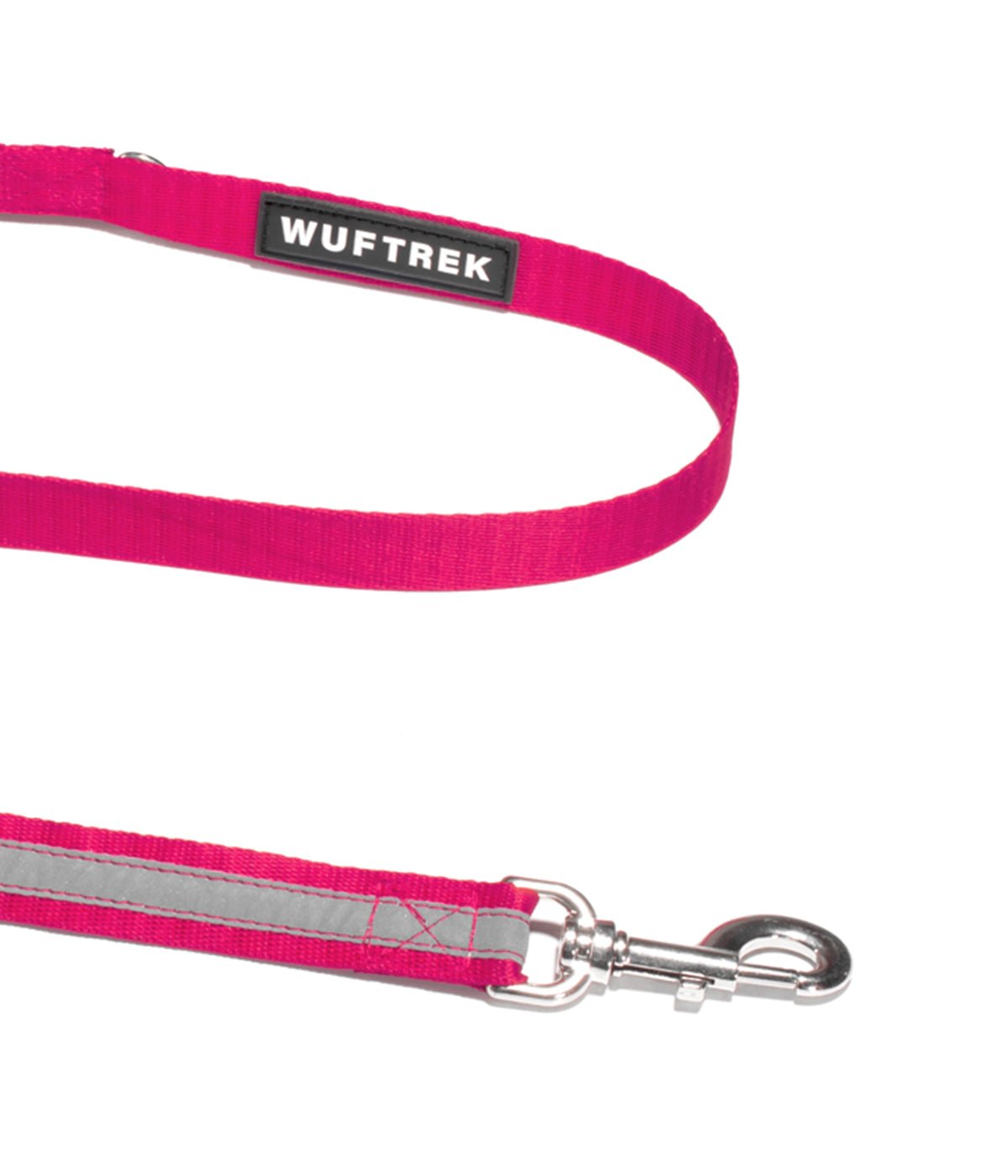 Detalle del herraje de la correa para perros color fucsia