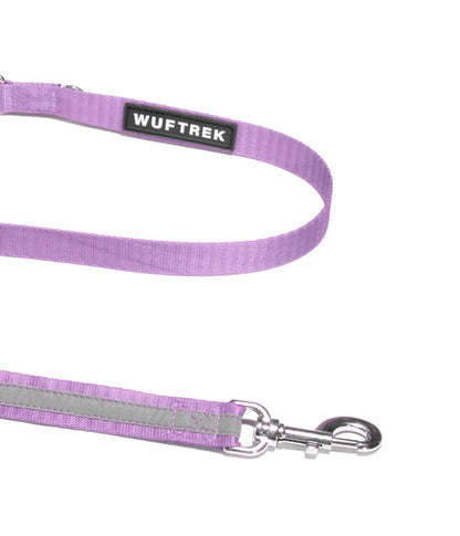 Detalle del herraje de la correa para perros color lila