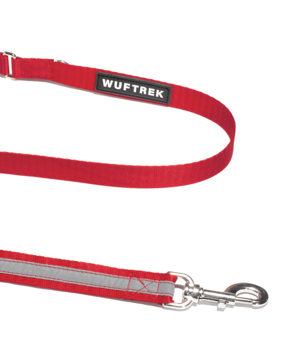 Detalle del herraje de la correa para perros color rojo