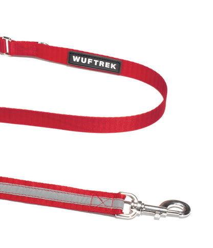 Detalle del herraje de la correa para perros color rojo