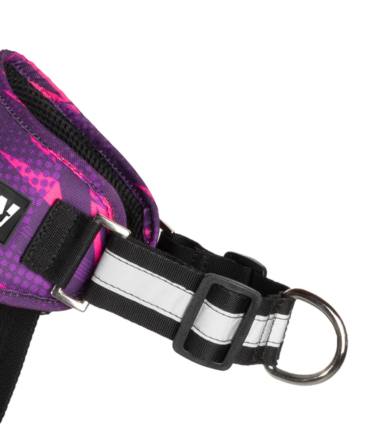 Detalle del herraje antitirones del arnés para perros TrekOne color violeta y fucsia