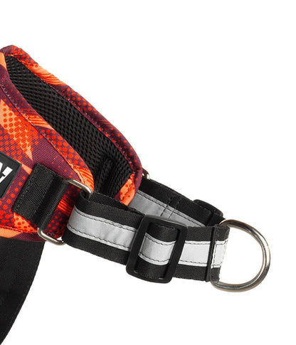 Detalle del herraje antitirones del arnés para perros TrekOne color vinotinto y naranja