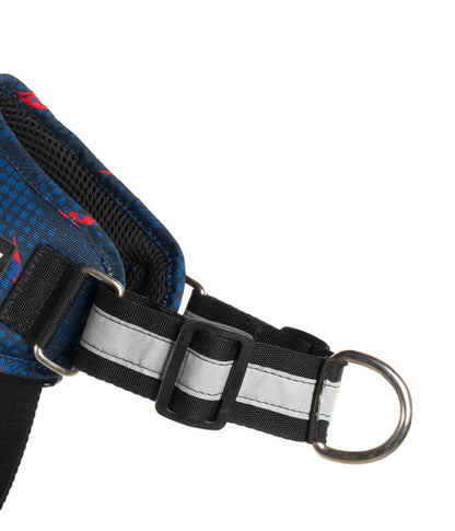 Detalle del herraje antitirones del arnés para perros TrekOne color azul y rojo