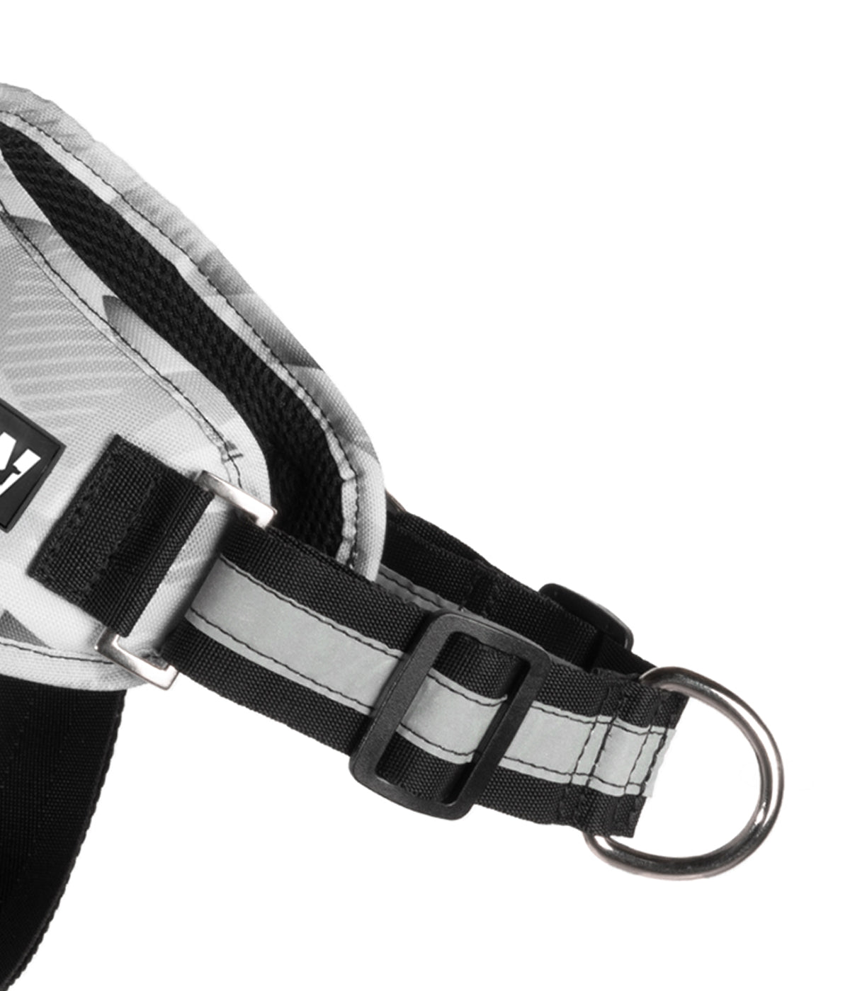 Detalle del herraje antitirones del arnés para perros TrekOne color gris y naranja