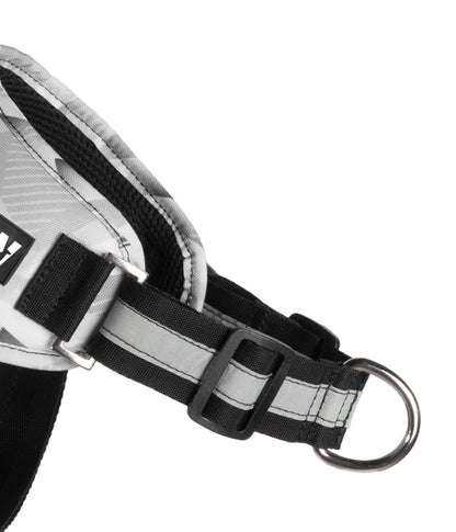 Detalle del herraje antitirones del arnés para perros TrekOne color gris y naranja