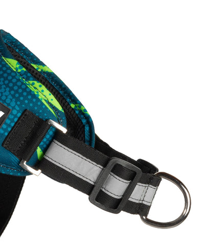 Detalle del herraje antitirones del arnés para perros TrekOne color turquesa y verde neon