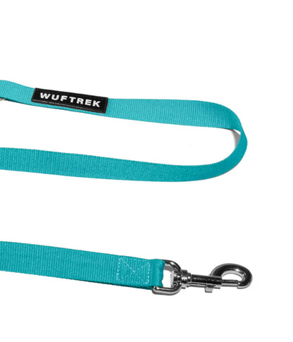 Detalle del herraje de la correa para perros GoTrek color turquesa y verde neon