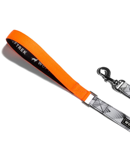 Detalle de la manija y el mosquetón de la correa para perros TrekForce color gris y naranja