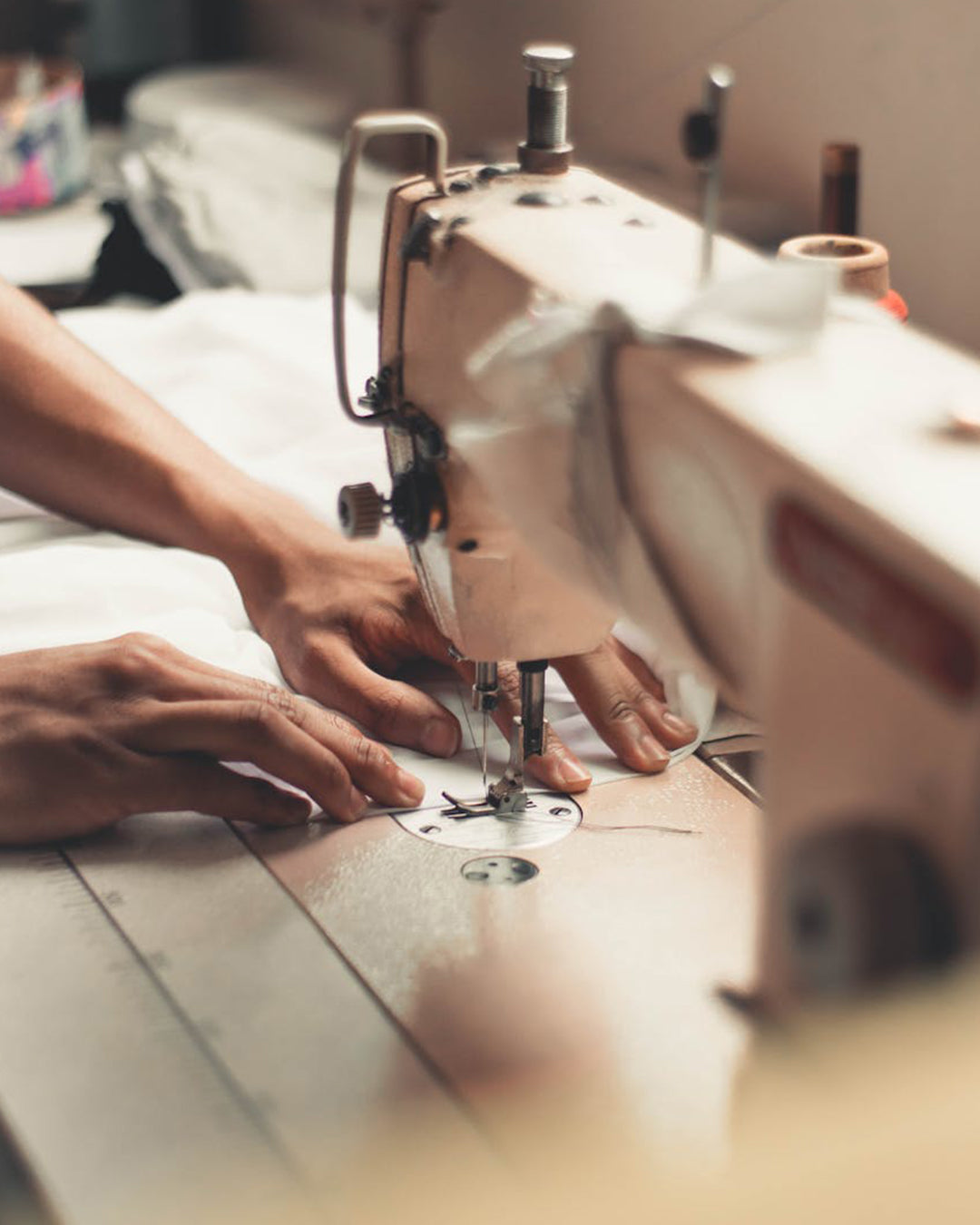 Un hombre trabajando en una máquina de costura